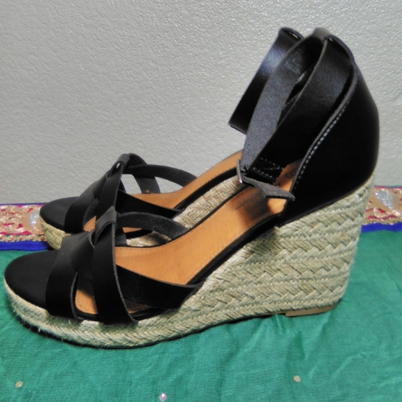 Time and Tru Black Leather platform sandals w/memory foam insoles - Picture 3 of 5